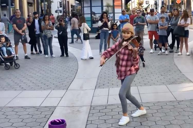 Street Performance of Karolina Protsenko Playing The Violin